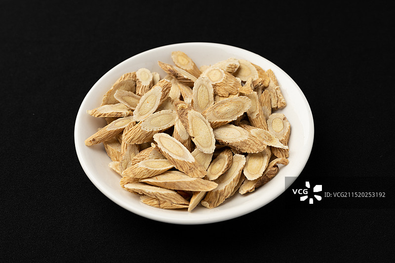甘肃黄芪片中药材，北芪片中草药，煲汤煮水泡茶滋补品中药静物特写图片素材