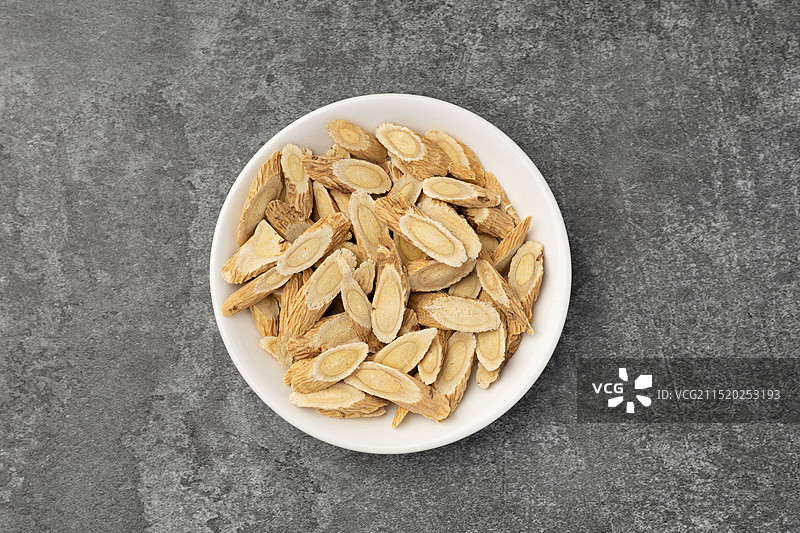 甘肃黄芪片中药材，北芪片中草药，煲汤煮水泡茶滋补品中药静物特写图片素材