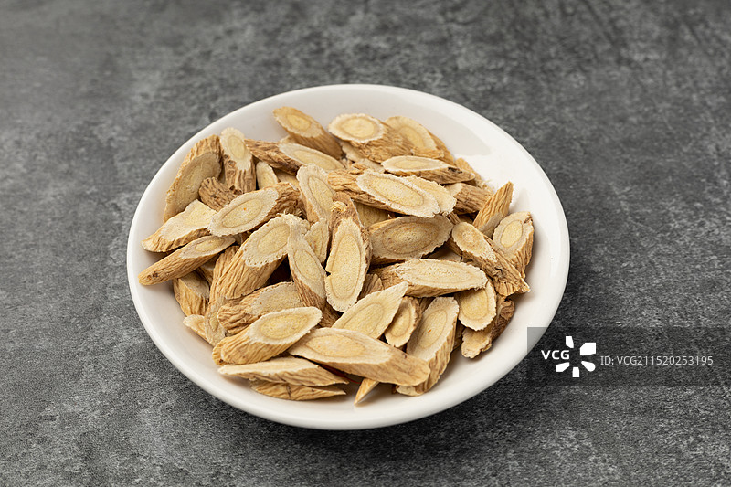 甘肃黄芪片中药材，北芪片中草药，煲汤煮水泡茶滋补品中药静物特写图片素材