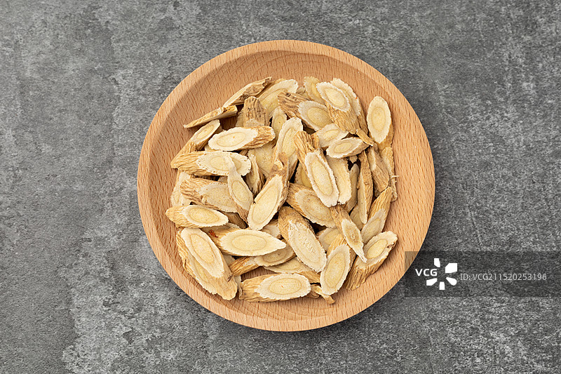 甘肃黄芪片中药材，北芪片中草药，煲汤煮水泡茶滋补品中药静物特写图片素材