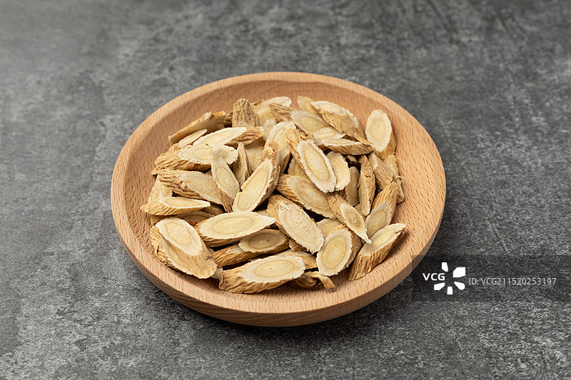 甘肃黄芪片中药材，北芪片中草药，煲汤煮水泡茶滋补品中药静物特写图片素材