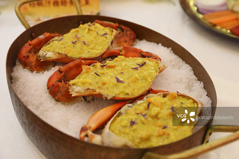 海南菜：芝士椰皇焗和乐蟹图片素材