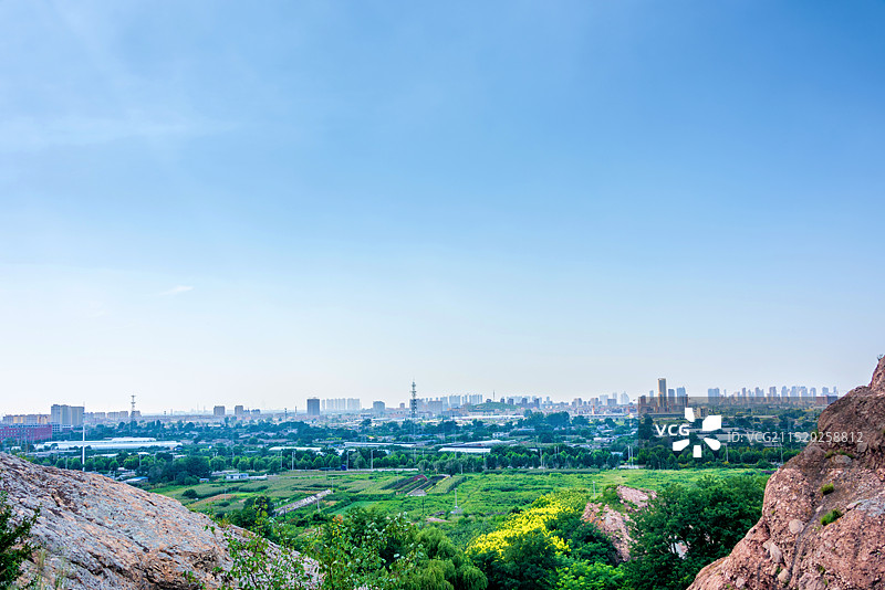 中国辽宁营口鲅鱼圈望儿山远眺熊岳镇图片素材