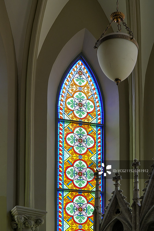 徐家汇天主教堂彩色玻璃窗特写图片素材