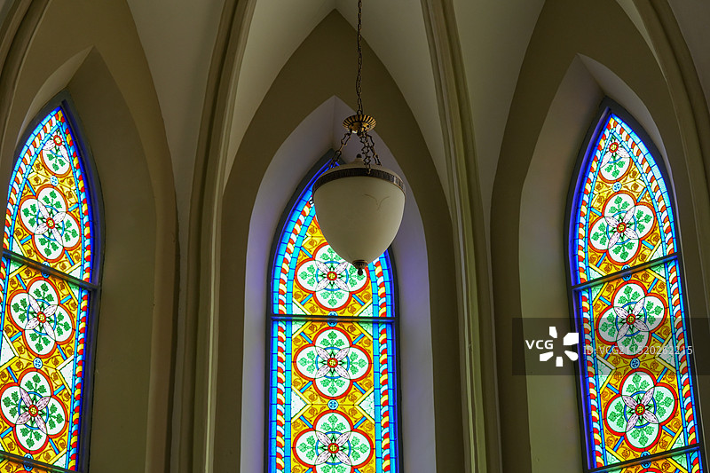 徐家汇天主教堂吊灯和彩绘玻璃窗图片素材