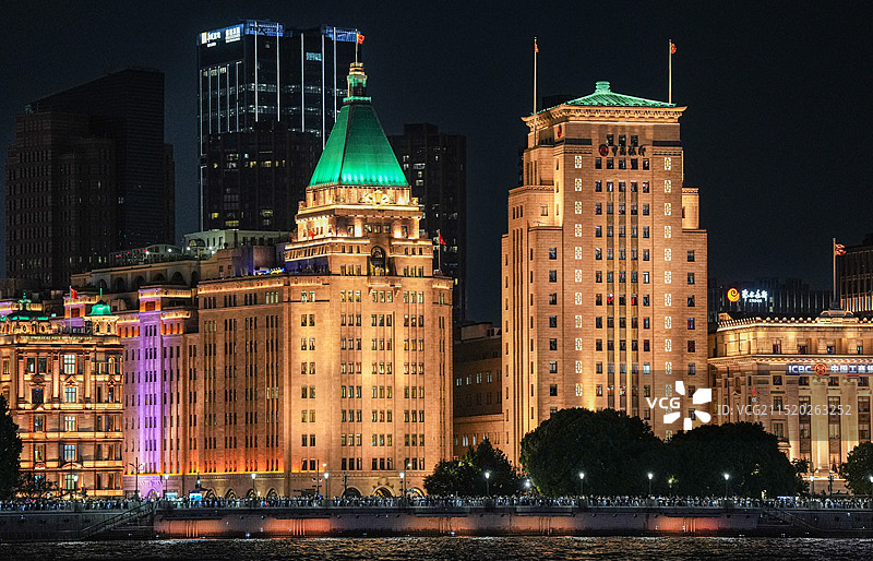 外滩和平饭店和中国银行大厦夜景图片素材