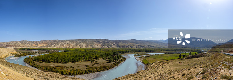 新疆伊犁秋季河畔图片素材
