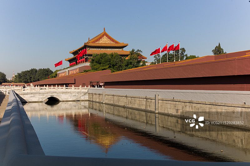 国庆日天安门城楼东侧以及水中倒影图片素材