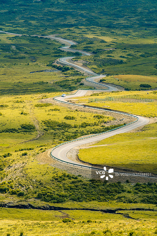 查真梁子通往达格则弯曲的公路图片素材