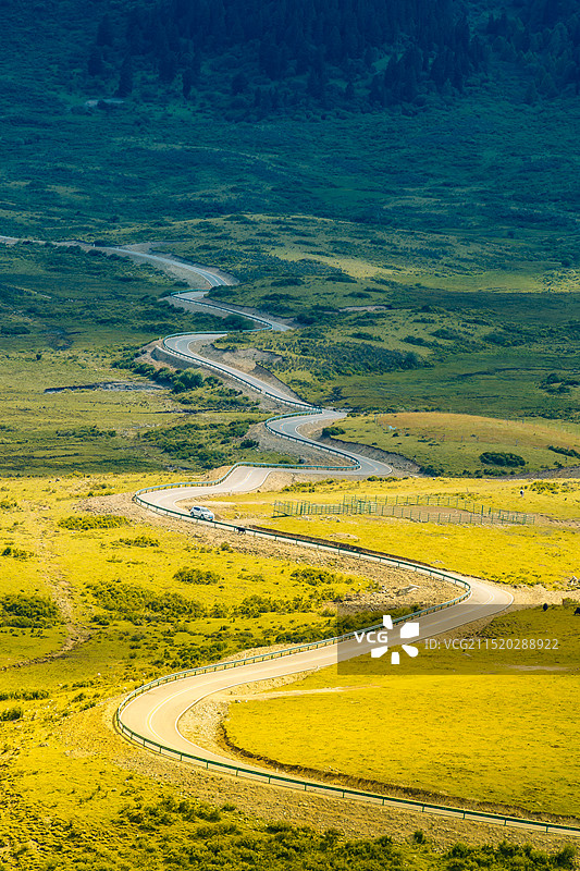 查真梁子通往达格则弯曲的公路图片素材