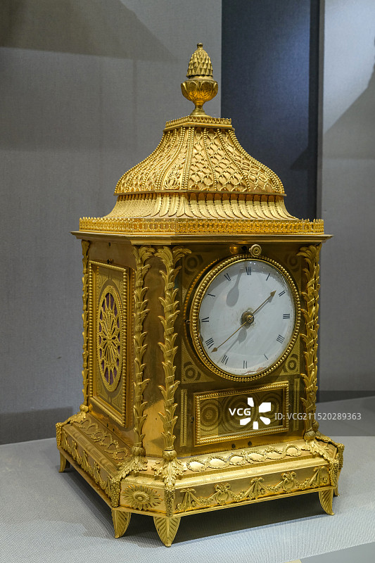 铜镀金辇式提闸四套弦时钟 清·乾隆 广东 南京博物院特展馆钟表精品展图片素材