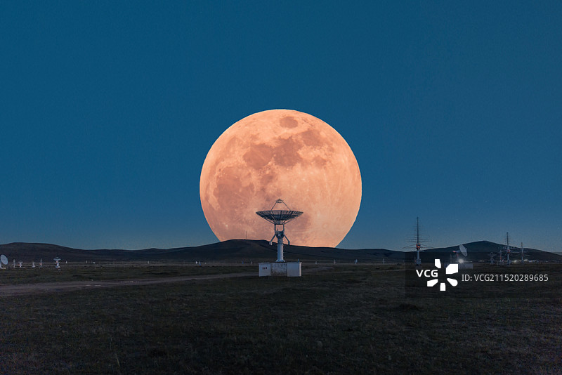 内蒙古自治区锡林郭勒盟正镶白旗国家天文台明安图观测站秋季超级月亮图片素材