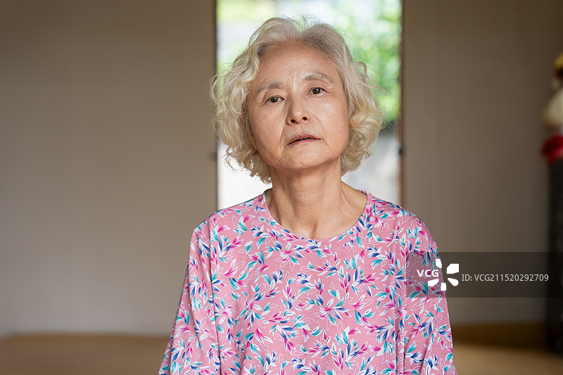 年长的女人、独居老人、老年痴呆症、孤独图片素材