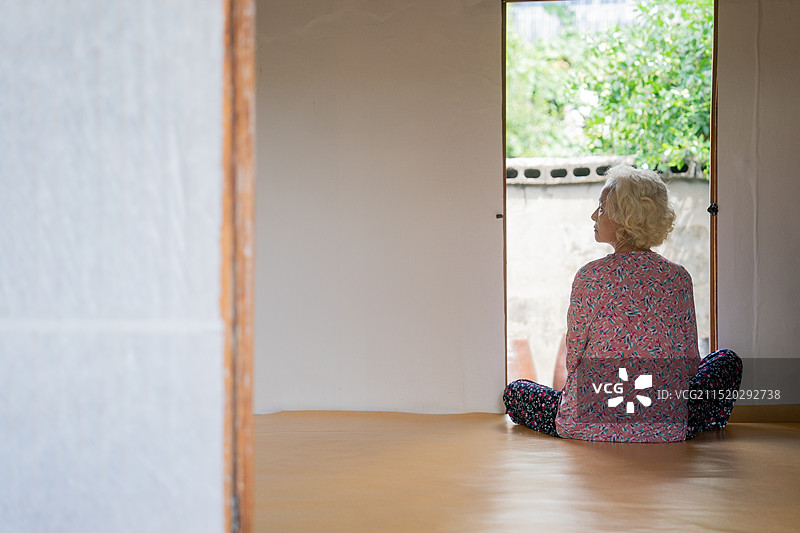 年长的女人、独居老人、老年痴呆症、孤独图片素材