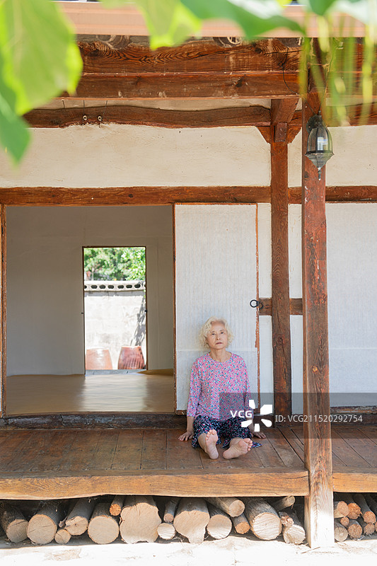 老年妇女、独居老人、老年痴呆症、孤独、老年人健康图片素材