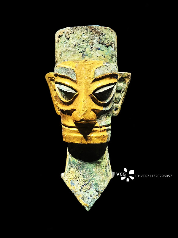 黑背景下的三星堆·戴金面罩青铜人头像图片素材