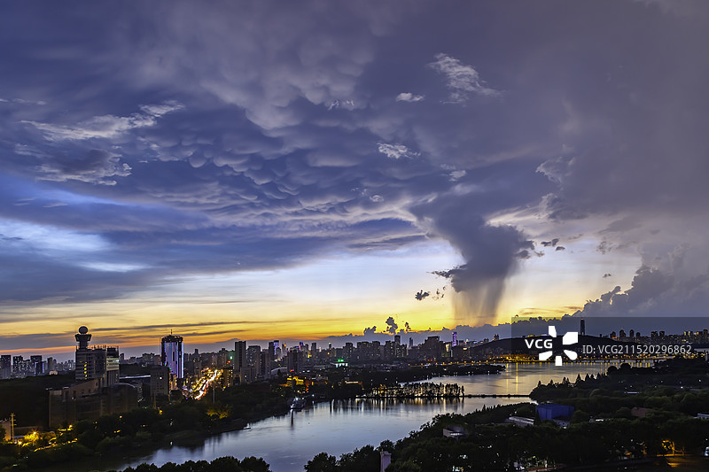 蓝色乳状云、雨幕、金色晚霞、夜景灯光交相辉映--武汉东湖图片素材