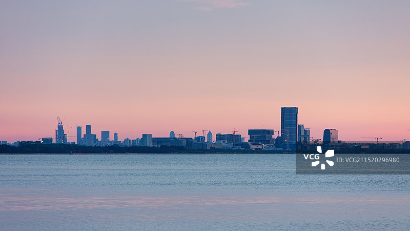 从北港岛遥望海口城市天际线的戏剧性天空图片素材