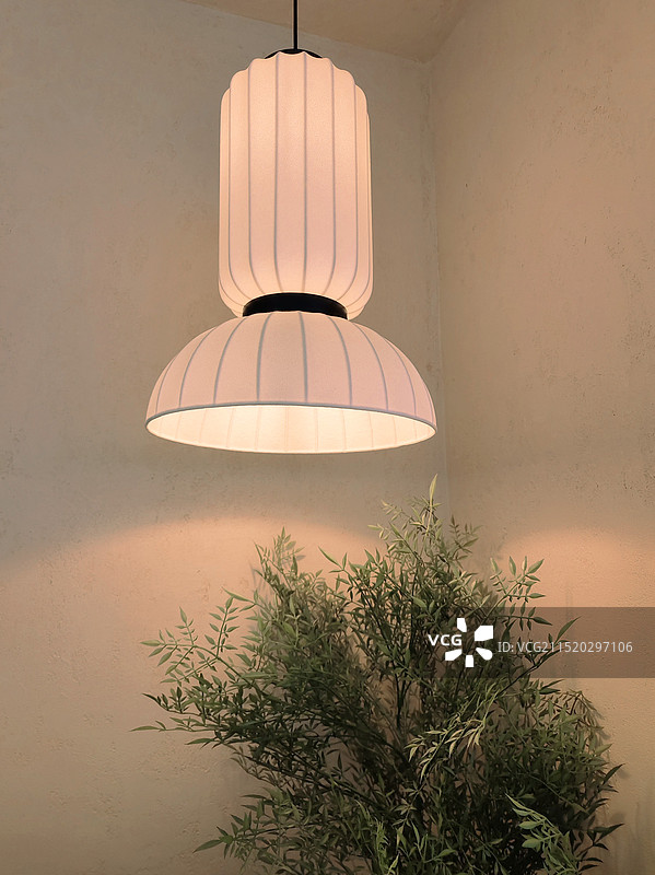 《悬挂在天花板上的照明灯泡的低角度视图》图片素材