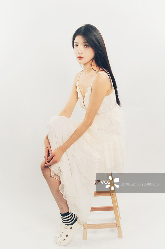 站在白色背景下的妇女肖像图片素材