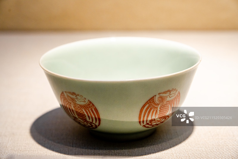 清道光时期的豆青釉珊瑚红团凤碗；惠州博物馆藏图片素材