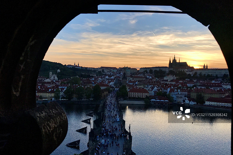 夕阳下的查理大桥图片素材