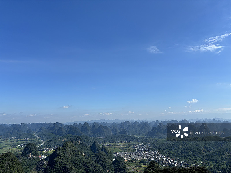 桂林阳朔 如意峰 蓝天白云映衬下的风景 山峰耸立图片素材