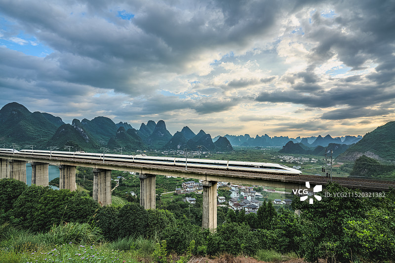 行驶在桂林阳朔的列车与山水画融为一体图片素材