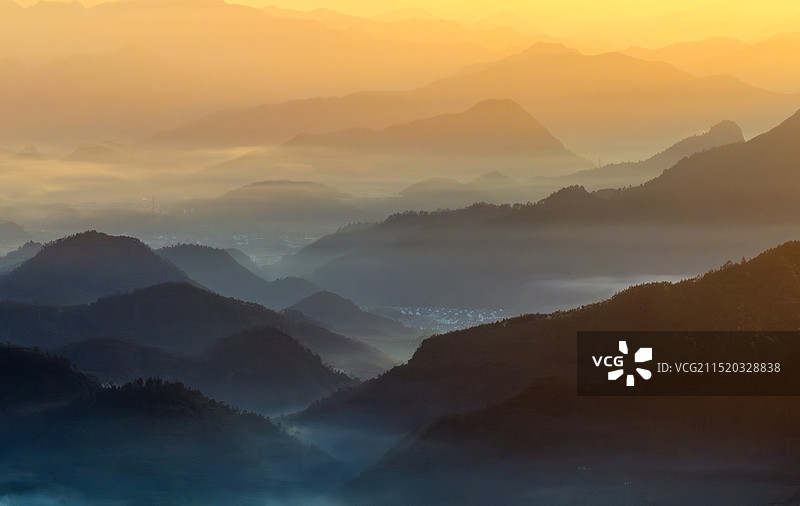 浙江省丽水市莲都区东西岩景区松阳麒上云海图片素材