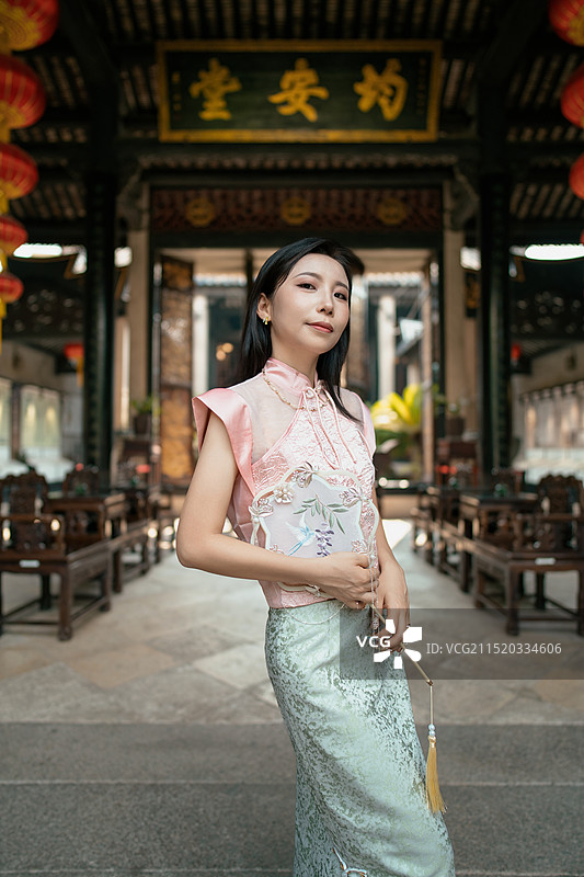 在中式园林里穿着新中式旗袍的女人图片素材