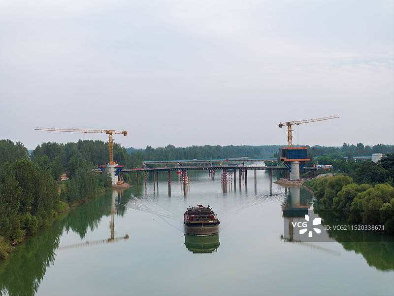 周口沙河平漯周高铁铁路桥建设工地与货船图片素材