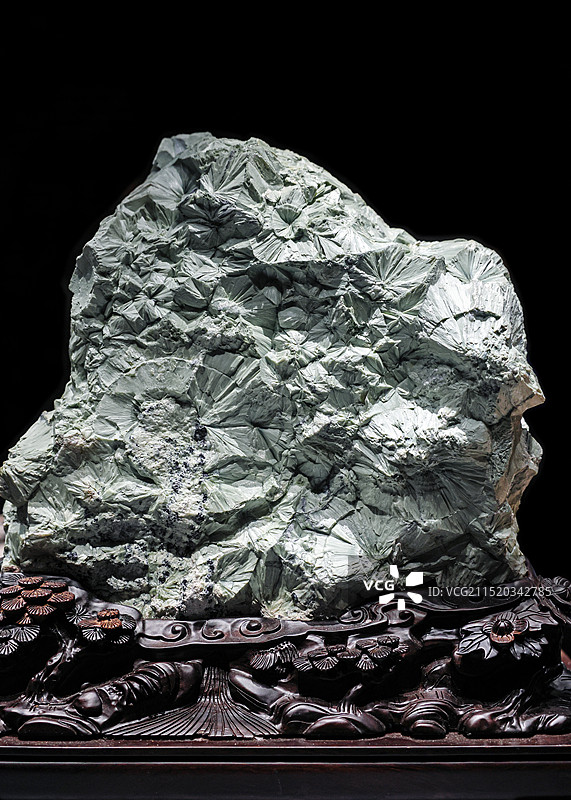 黑色背景下的天然矿石阳起石,作为中药材应用于中国传统中医学图片素材