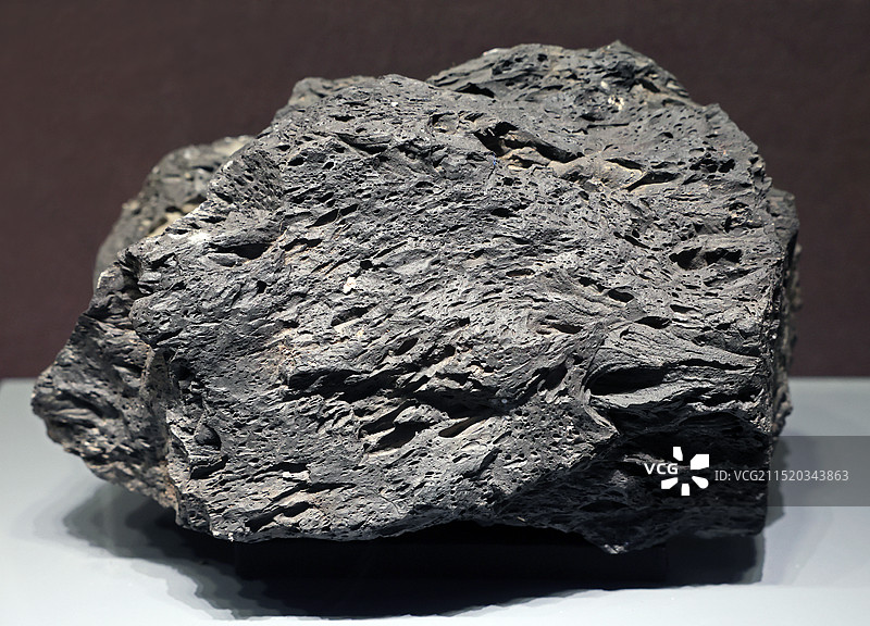 玄武岩属基性火山岩,是地球洋壳和月球月海的最主要组成物质图片素材