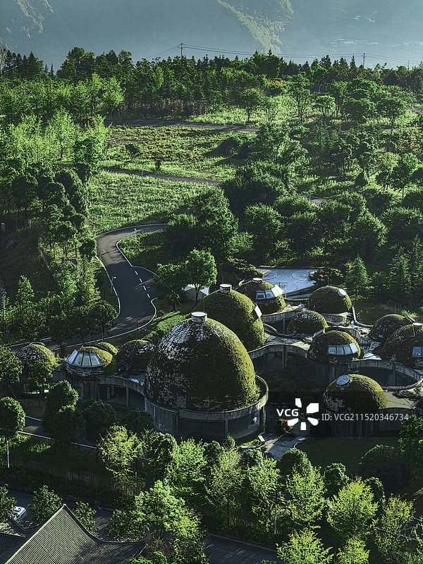 重庆市武隆区仙女山山顶峡谷里的艺术建筑风光图片素材