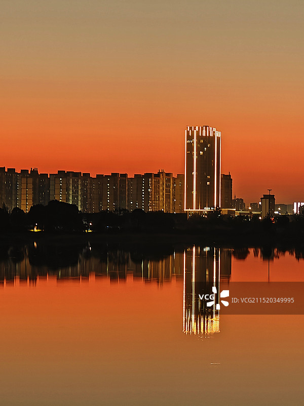 夕阳下的金沙湖图片素材