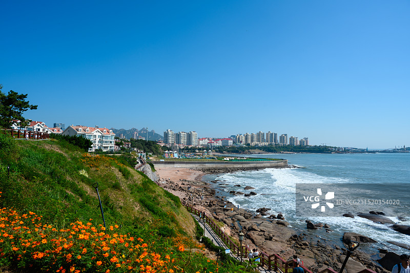 中国山东省青岛燕儿岛公园海岸线城市天际线图片素材