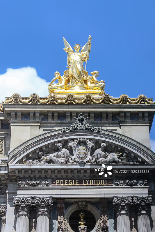 法国巴黎加尼叶歌剧院上的雕塑图片素材