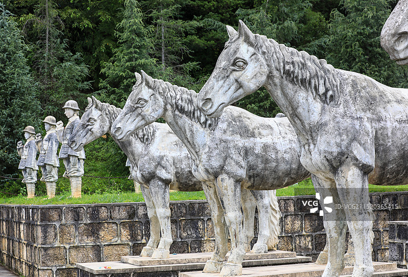 战马雕塑和士兵雕像图片素材