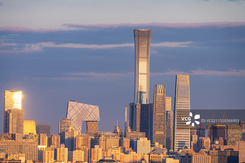 鸟瞰夕阳晚霞下的北京CBD中央商务区中信大厦建筑和故宫全景图片素材
