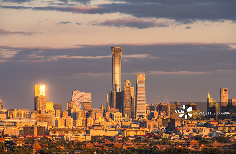 鸟瞰夕阳晚霞下的北京CBD中央商务区中信大厦建筑和故宫全景图片素材