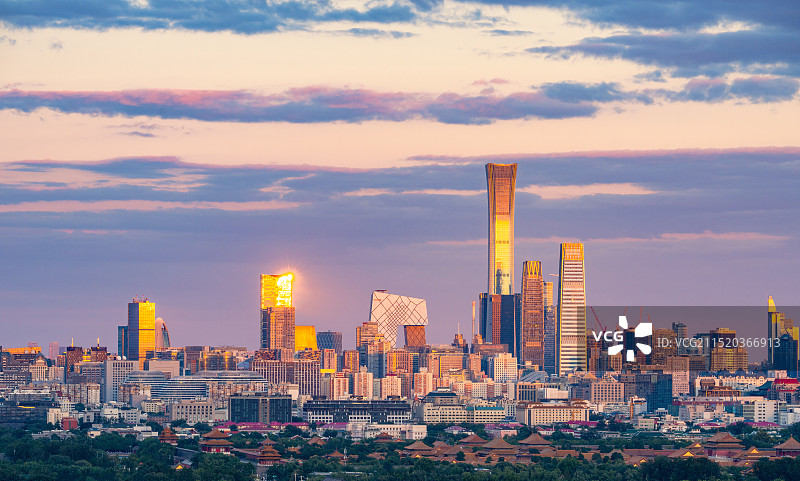 鸟瞰夕阳晚霞下的北京CBD中央商务区中信大厦建筑和故宫全景图片素材