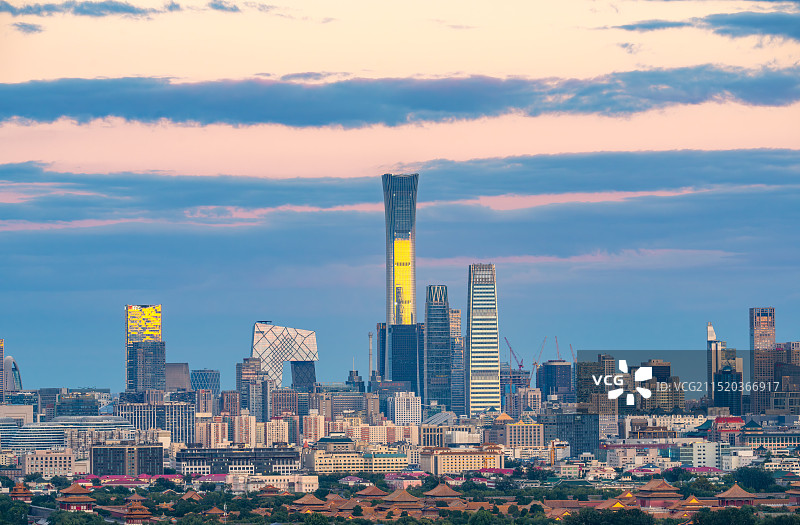 鸟瞰夕阳晚霞下的北京CBD中央商务区中信大厦建筑和故宫全景图片素材