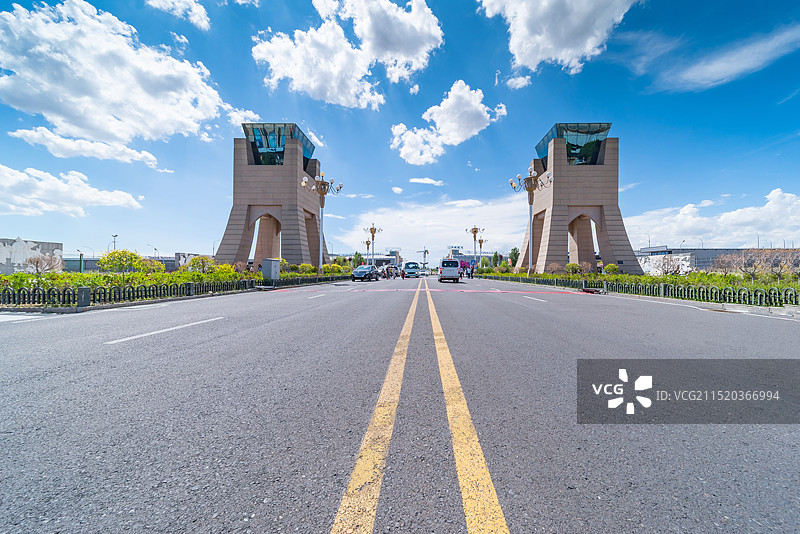 新疆霍尔果斯市地标中哈合作中心国门景区图片素材