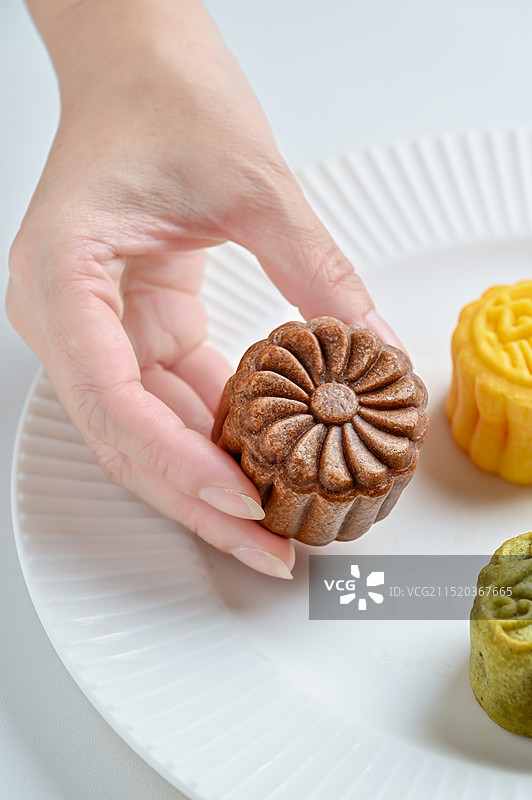 手拿月饼流心月饼中秋食品甜点图片素材