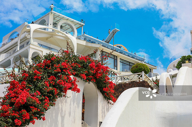 云南大理洱海湖畔的旅游小镇理想邦风景如画及蓝天白云下的白色建筑物和盛开的鲜花图片素材
