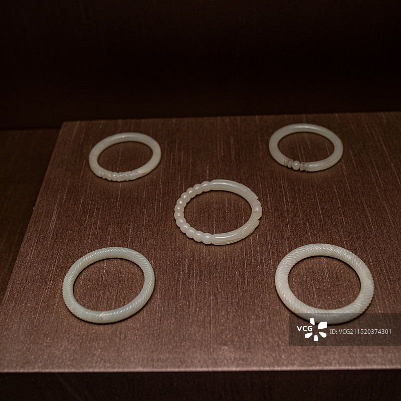 苏州博物馆馆藏  明  白玉手镯（一组）图片素材