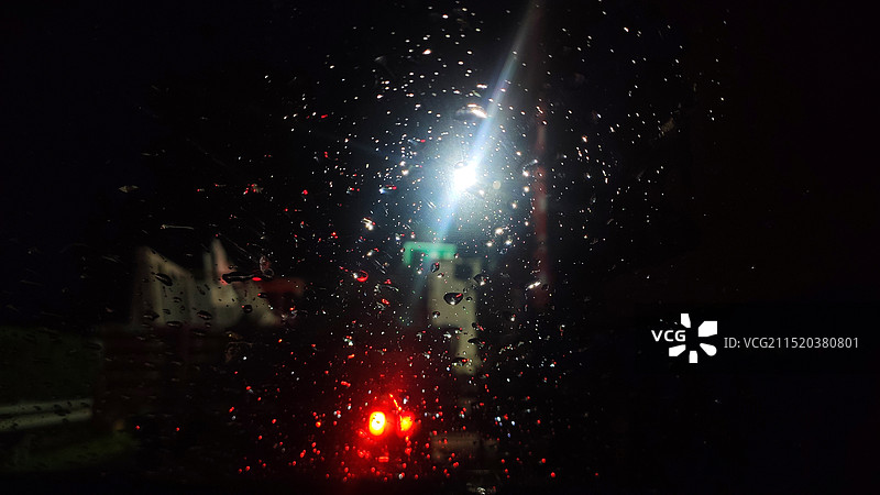 窗外下雨天图片素材