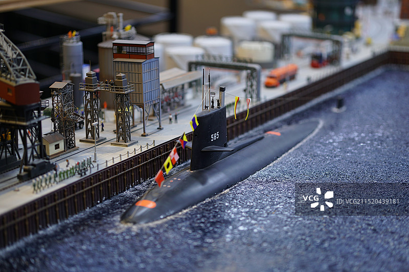 微缩世界下在海港码头停泊的潜艇图片素材