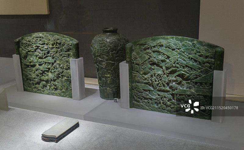 碧玉雕花梅瓶、碧玉雕耕种屏 清 南京博物院特展馆陈设清宫展图片素材