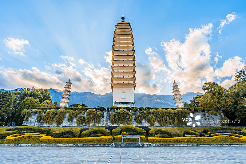中国云南大理崇圣寺三塔公园低视角黄昏风光图片素材